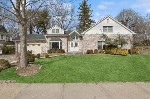 45 Nassau Dr, North Hempstead, NY 11021