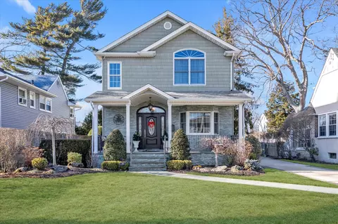 49 Grant Ave, East Rockaway, NY 11518