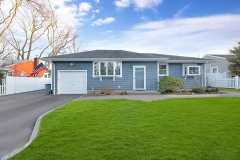 56 Vermont St, Melville, NY 11747