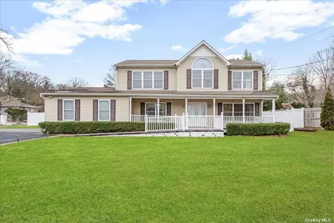 35 Trescott St, Dix Hills, NY 11746