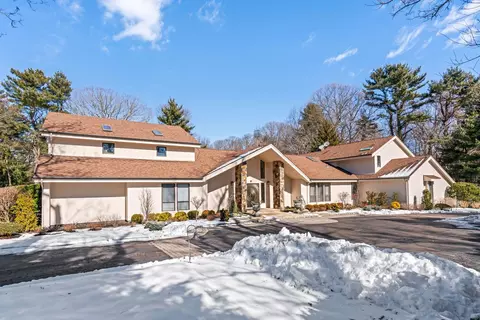 4 Paddock Ct, Glen Head, NY 11545