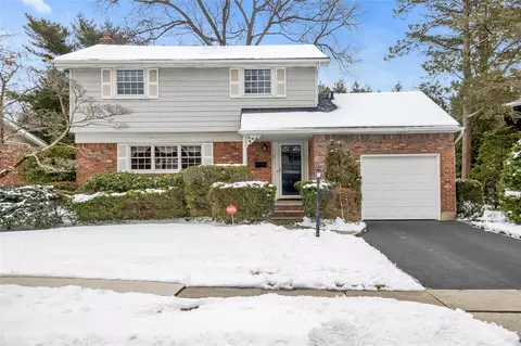 50 Driftwood Dr, North Hempstead, NY 11050