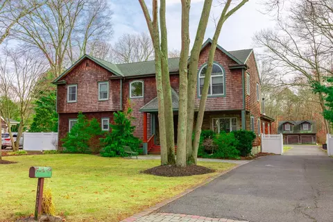 127 Blake Ave, Bohemia, NY 11716