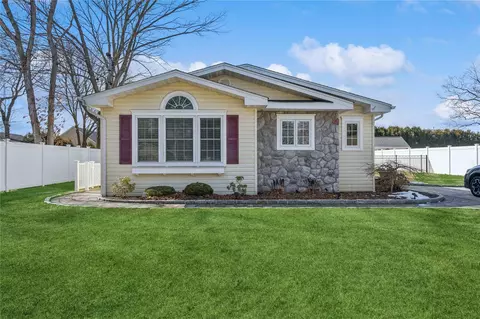 42 Wylde Rd, Mount Sinai, NY 11766