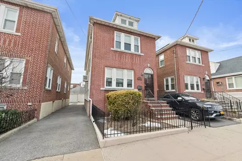 1717 Colden Ave, New York, NY 10462
