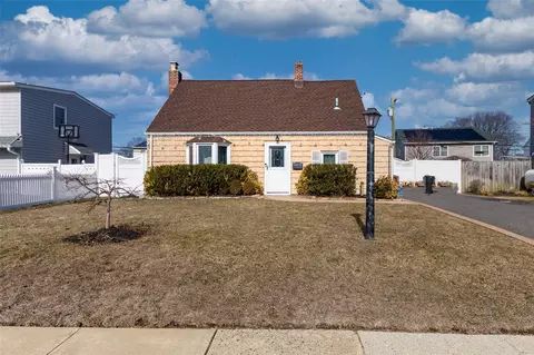 11 Peacock Ln, Levittown, NY 11756