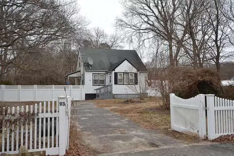 93 Wilson Ave, Medford, NY 11763