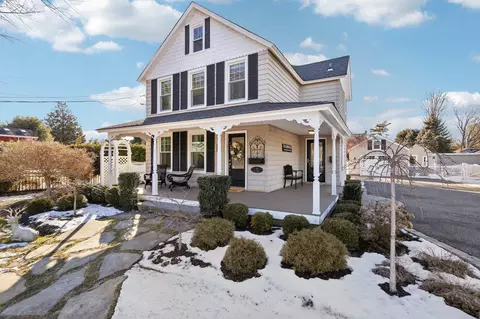 74 Bay Ave, Bayport, NY 11705