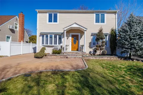 14 Arnold St, Hicksville, NY 11801