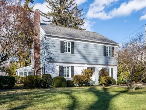55 Parkwoods Rd, North Hempstead, NY 11030