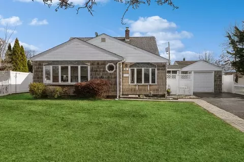 41 Wood Ln, Levittown, NY 11756