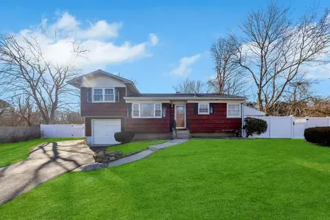 8 Wagner Dr, Coram, NY 11727