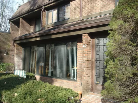 42 Fox Rdg, North Hempstead, NY 11576