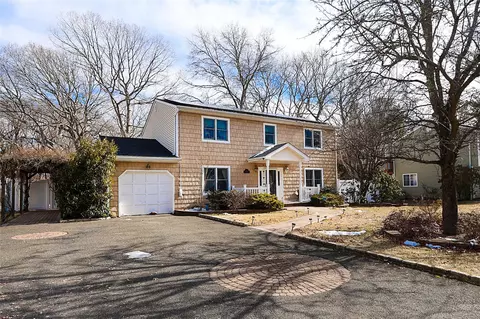 58 Sampson Ave, Islip, NY 11749