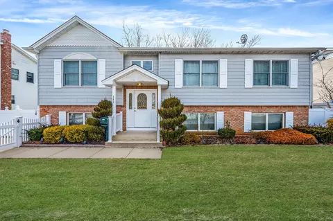 463 16 St S, Lindenhurst, NY 11757