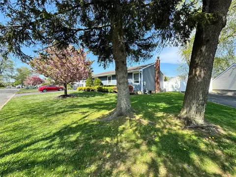 24 Evelyn Dr, Commack, NY 11725