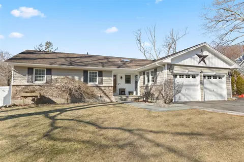 10 Robinhood Ln, Setauket, NY 11733