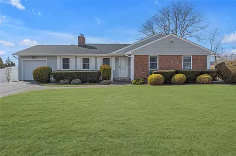 595 Hickory St, North Hempstead, NY 11590