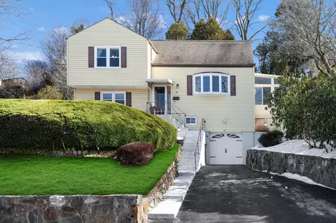 22 Pamela Ln, Mount Pleasant, NY 10595