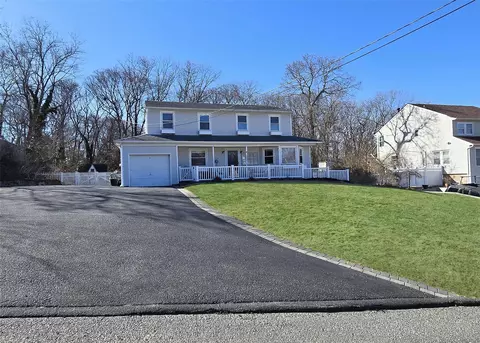 200 Adirondack Dr, Selden, NY 11784