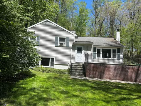 9 Grandview Dr, Mount Pleasant, NY 10570