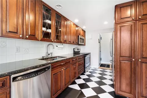 400 High Point Dr #104, Greenburgh, NY 10530