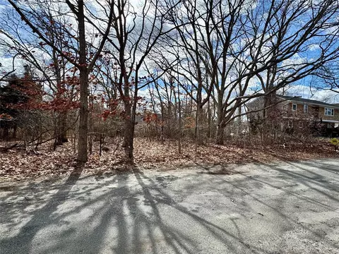 31 And 35 Moon Ave, Southampton, NY 11901