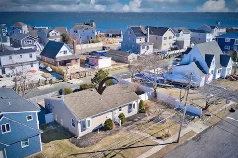 95 S Bay Dr, Babylon, NY 11702