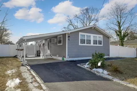 44 Hackmatac St, Central Islip, NY 11722