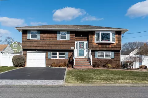 341 W 1st St, West Islip, NY 11795