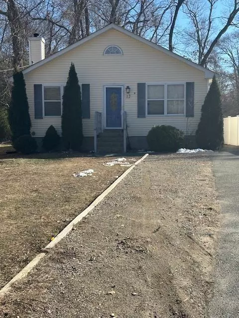 12 Flores Ln, Middle Island, NY 11953