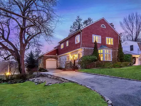 432 Hunt Ln, North Hempstead, NY 11030