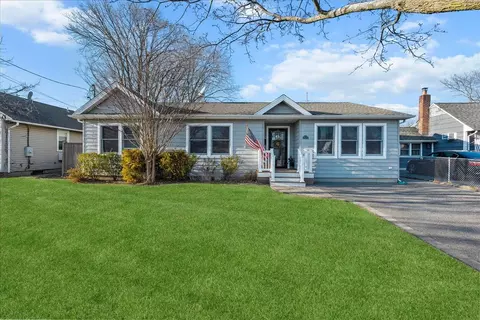 55 Tappan Ave, Babylon, NY 11702