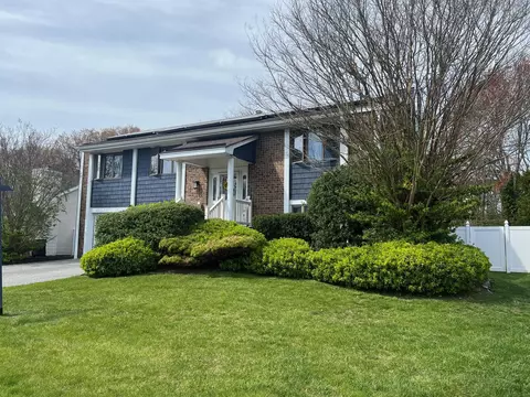 47 Joanne Dr, Holbrook, NY 11741