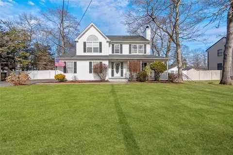 21 Sawyer St, Mastic, NY 11950