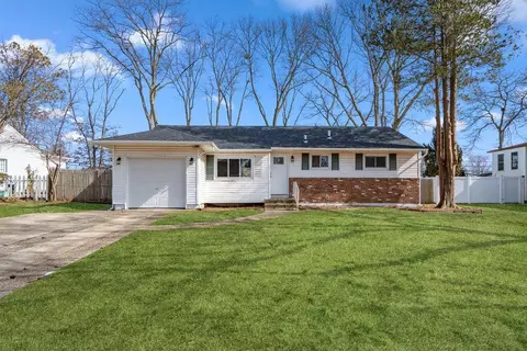 27 Rogers Ln, Smithtown, NY 11787