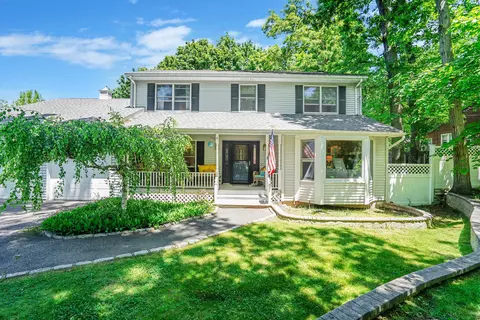 9 4th Ave, Rocky Point, NY 11778