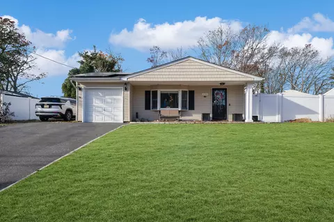 394 Boyle Rd, Selden, NY 11784