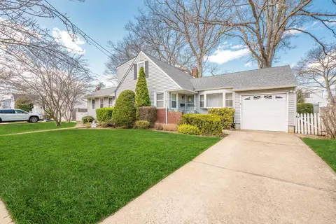 97 Rhode Island Ave, Massapequa, NY 11758