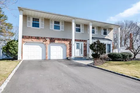 6 Colony Ct, Greenlawn, NY 11740