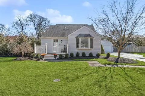 10 Ronald Ct, Nesconset, NY 11767