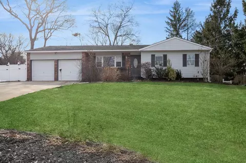 14 Eva Ln, Farmingville, NY 11738