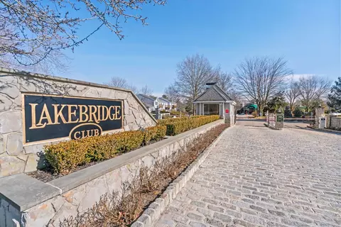 1 Lakebridge Dr S, Kings Park, NY 11754