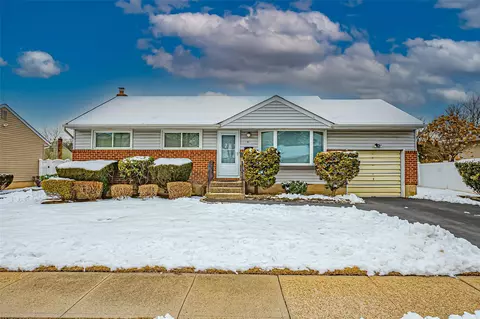 51 Kalda Ln, Plainview, NY 11803