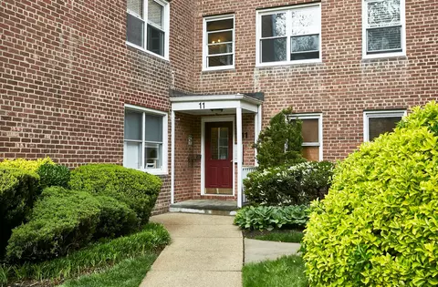 11 Edwards St #1D, North Hempstead, NY 11577