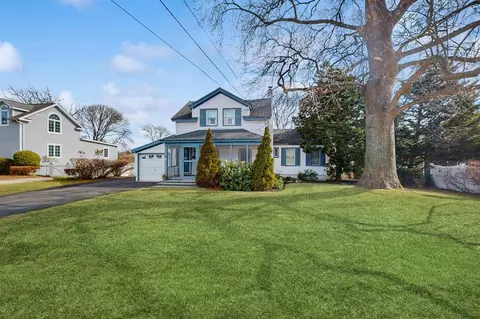 18 Dale Dr, Oakdale, NY 11769