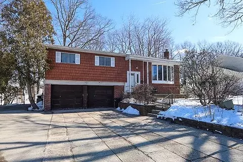 19 Greenwich Rd, Smithtown, NY 11787