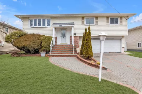 1032 Wood Park Dr, Baldwin, NY 11510