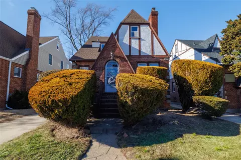 43 Evergreen Ave, Lynbrook, NY 11563