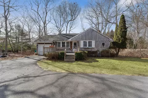 9 Mitchell Pl, East Quogue, NY 11942